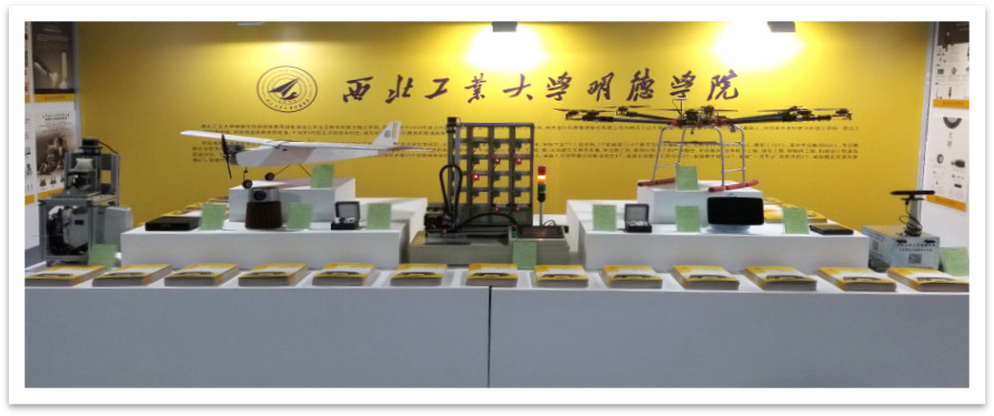 西安市委常委、副市長高杲在青博會聽取明德學院師生講解設(shè)計作品