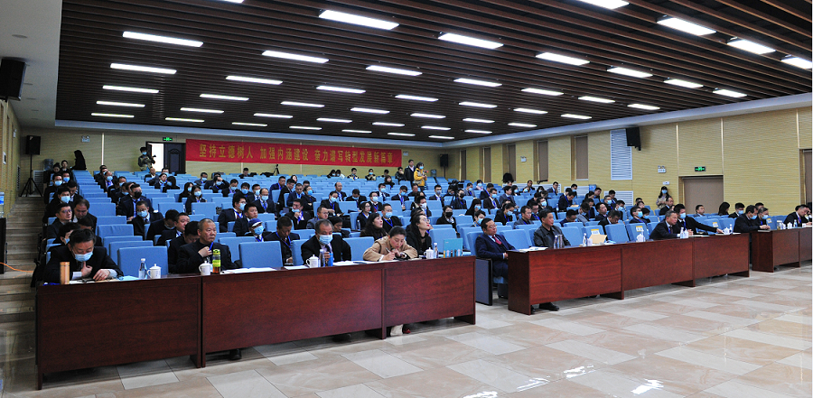 實(shí)施人才興企戰(zhàn)略 培育三足鼎立隊(duì)伍——萬(wàn)裕金葉干部培訓(xùn)中心成立暨首期“開(kāi)源計(jì)劃”培訓(xùn)班典禮隆重舉行 實(shí)施人才興企戰(zhàn)略 培育三足鼎立隊(duì)伍——萬(wàn)裕金葉干部培訓(xùn)中心成立暨首期“開(kāi)源計(jì)劃”培訓(xùn)班典禮隆重舉行