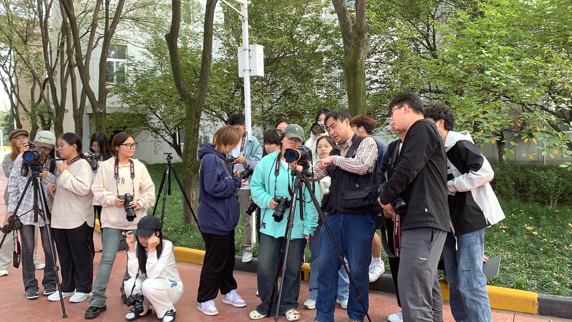 絢爛五月 揚(yáng)帆奮進(jìn)——西安明德理工學(xué)院喜獲佳績(jī) 圓滿(mǎn)召開(kāi)2024年民辦高校圖書(shū)館論壇