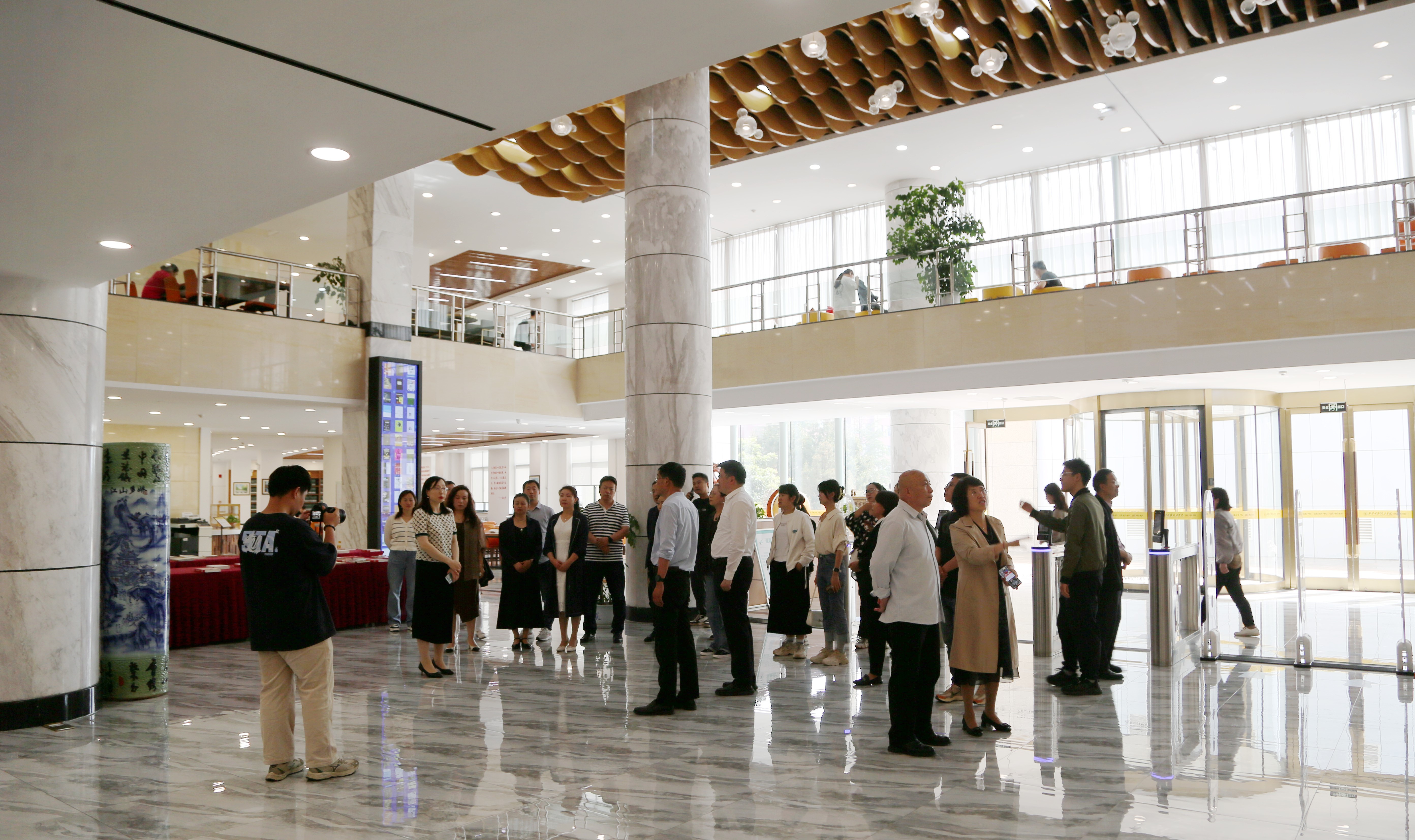 絢爛五月 揚(yáng)帆奮進(jìn)——西安明德理工學(xué)院喜獲佳績(jī) 圓滿(mǎn)召開(kāi)2024年民辦高校圖書(shū)館論壇