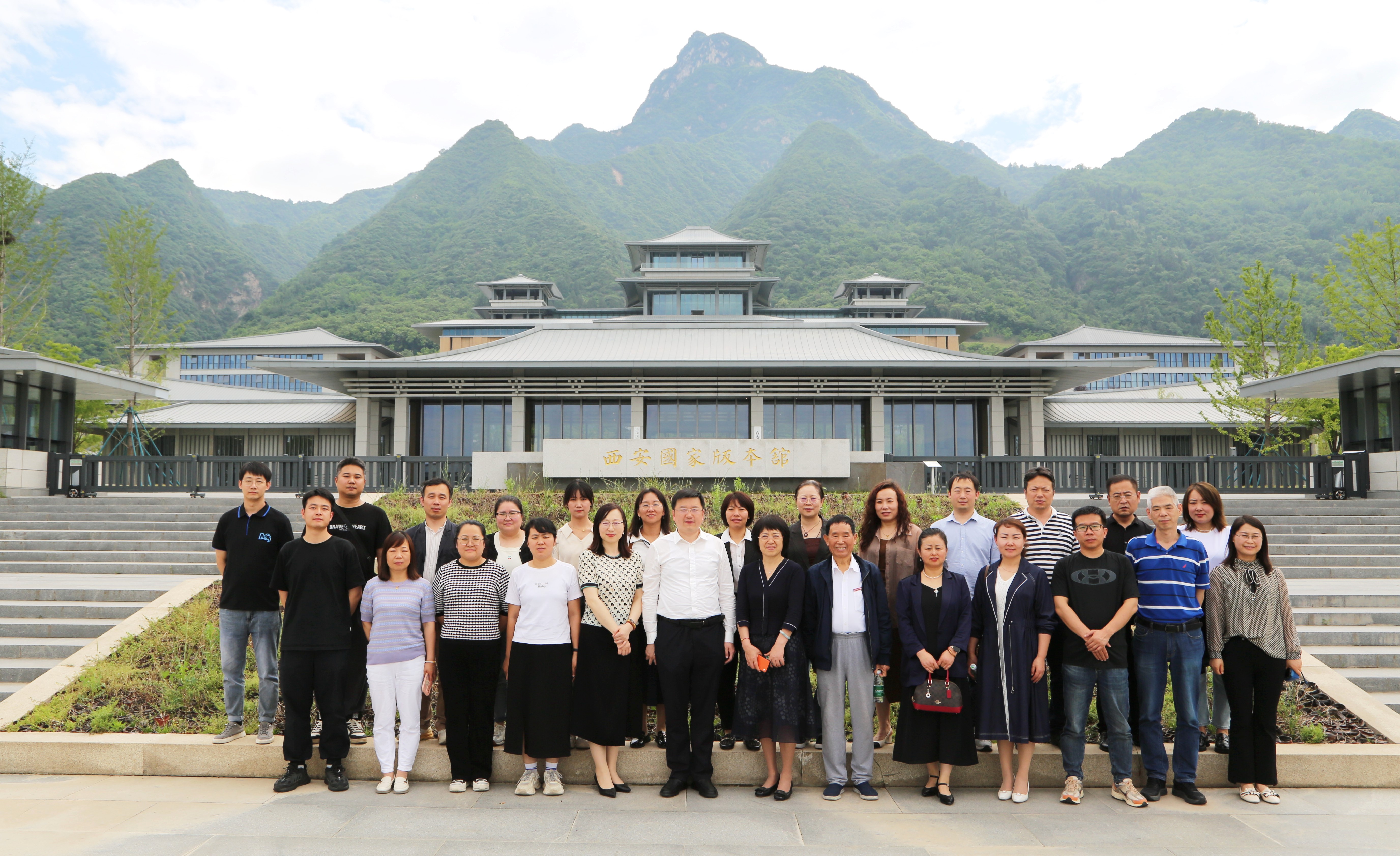 絢爛五月 揚(yáng)帆奮進(jìn)——西安明德理工學(xué)院喜獲佳績(jī) 圓滿(mǎn)召開(kāi)2024年民辦高校圖書(shū)館論壇