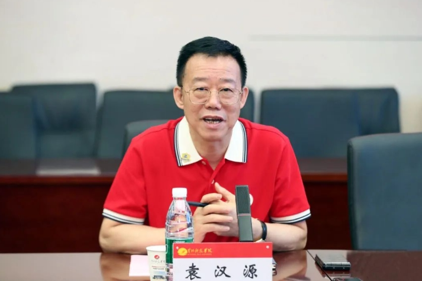 與中國(guó)民辦高校先行者同行 共赴教育高質(zhì)量發(fā)展新未來(lái)——集團(tuán)董事局主席、總裁袁漢源先生率團(tuán)赴黃河科技學(xué)院考察交流