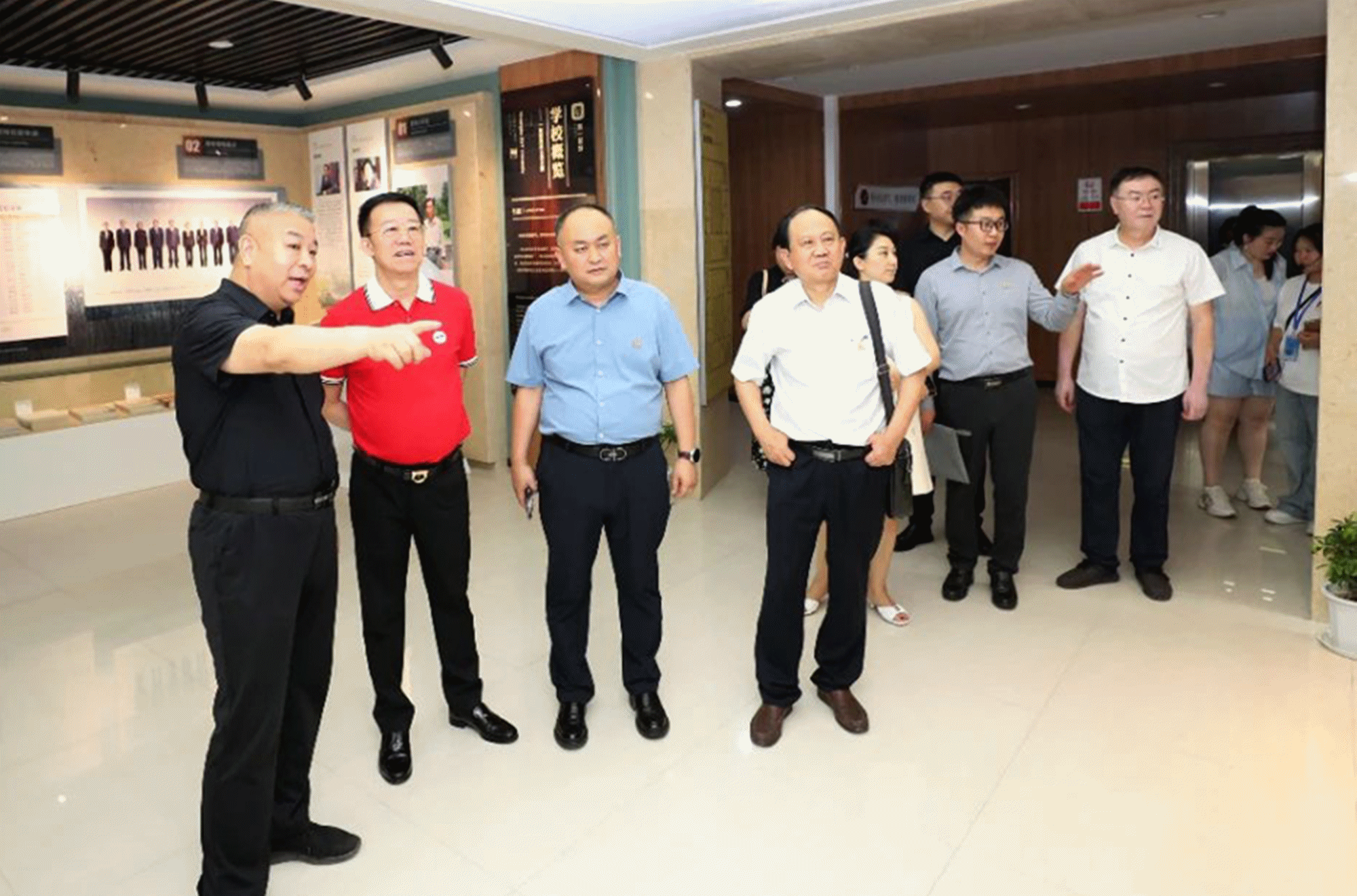 與中國(guó)民辦高校先行者同行 共赴教育高質(zhì)量發(fā)展新未來(lái)——集團(tuán)董事局主席、總裁袁漢源先生率團(tuán)赴黃河科技學(xué)院考察交流