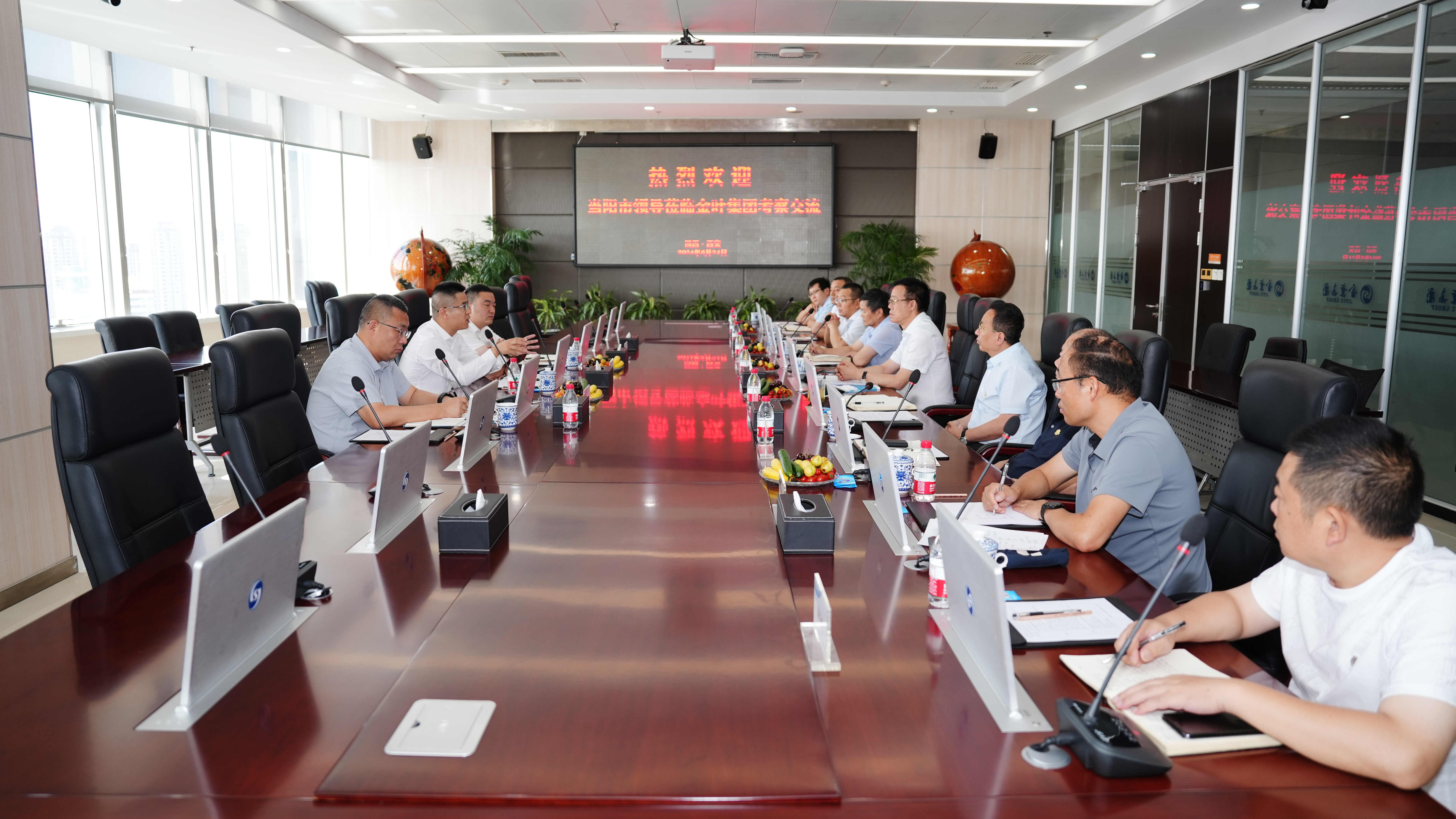 “金葉燦燦 一路向陽”——當(dāng)陽市委常委、副市長丁雙全一行蒞臨集團(tuán)公司考察交流