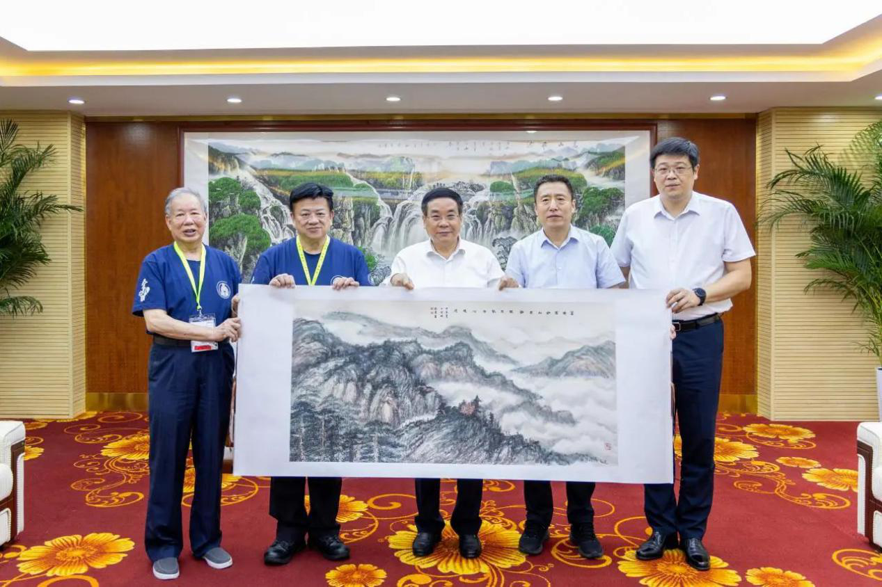 “愛我中華”青年大匯聚火車團(tuán)歷史文化探索之旅抵陜 省政協(xié)副主席楊冠軍在明德學(xué)院會(huì)見成員代表 “愛我中華”青年大匯聚火車團(tuán)歷史文化探索之旅抵陜 省政協(xié)副主席楊冠軍在明德學(xué)院會(huì)見成員代表