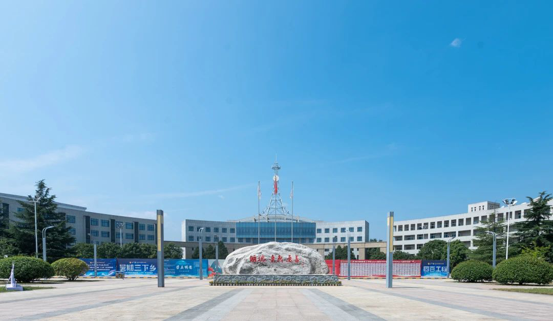 新氣象 新起點(diǎn) 西安明德理工學(xué)院新學(xué)期起航 新?；照絾⒂? title=