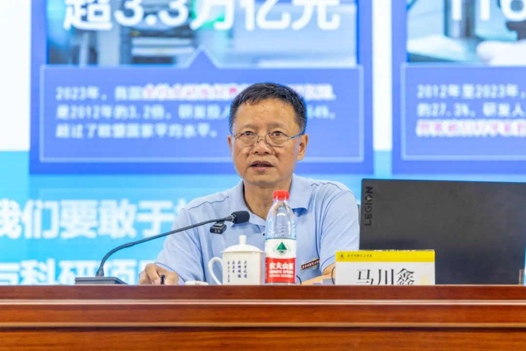 加強思政教育 砥礪奮斗精神 西安明德理工學(xué)院黨委書記馬川鑫為2024級新生講授入學(xué)教育課