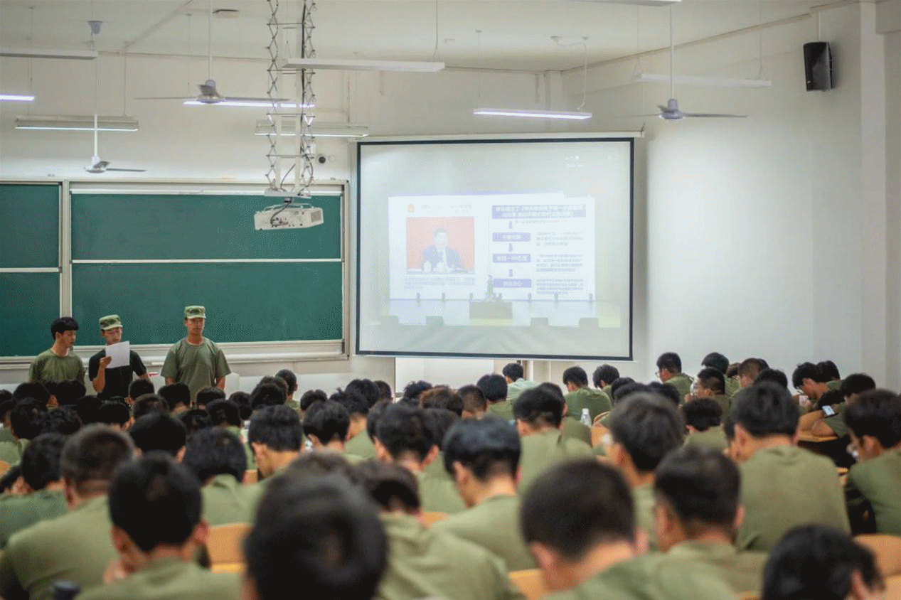 加強思政教育 砥礪奮斗精神 西安明德理工學(xué)院黨委書記馬川鑫為2024級新生講授入學(xué)教育課