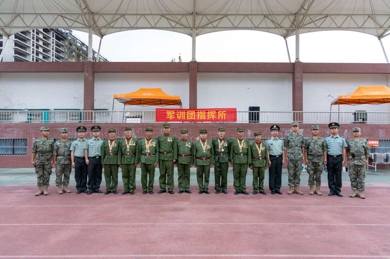 西安明德理工學(xué)院軍訓(xùn)特輯 英模老兵親臨現(xiàn)場(chǎng)宣講 軍事機(jī)構(gòu)領(lǐng)導(dǎo)來(lái)校督察 西安明德理工學(xué)院軍訓(xùn)特輯 英模老兵親臨現(xiàn)場(chǎng)宣講 軍事機(jī)構(gòu)領(lǐng)導(dǎo)來(lái)校督察