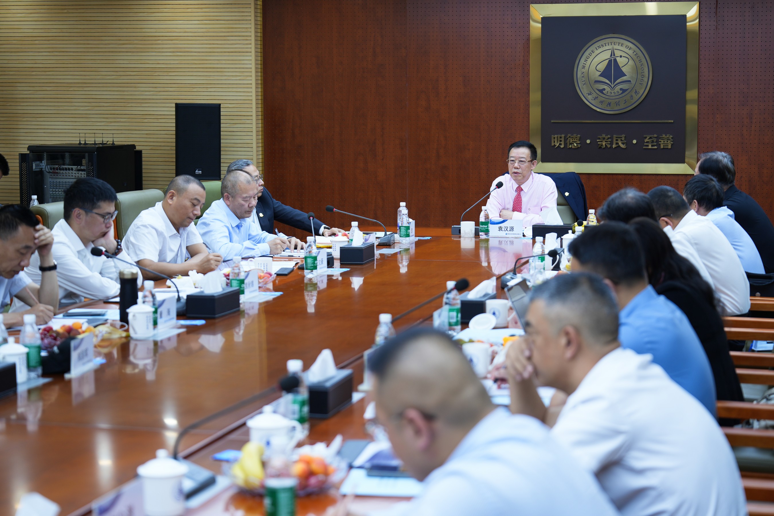 聚焦戰(zhàn)略 壓實責任 奮力開創(chuàng)高質量發(fā)展新局面 金葉科教集團2025年經營管理專題會、兩優(yōu)兩先表彰大會暨目標責任書簽訂儀式圓滿舉行